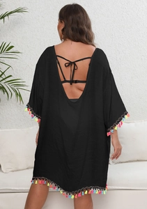 Détail d'un cache-maillot noir grande taille avec glands colorés et dos nu à lacets