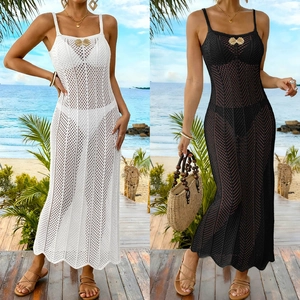 Détail du motif en crochet de la robe de plage avec ornement de nœud en métal doré