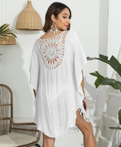 Vue détaillée de la robe de plage bohème blanche avec motif au crochet circulaire au dos
