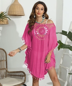Robe de plage bohème fuchsia avec crochet mandala et détails de franges