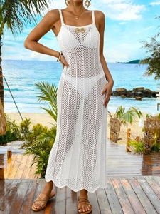 Robe de plage blanche au crochet avec nœud doré et silhouette longue en maille ajourée
