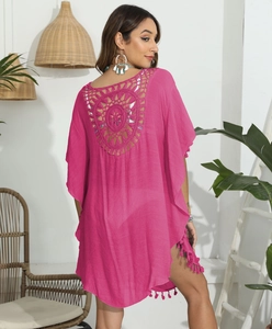 Détail de la tunique de plage rose fuchsia avec dos au crochet et bords à franges