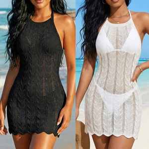 Détails des robes de plage en crochet noir et blanc avec bordures festonnées