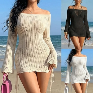 Détail de la maille ajourée et du cordon de serrage d'une robe de plage crochet