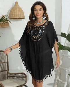 Schwarzes Häkel-Strandkleid im Boho-Stil mit geometrischem Muster und Fransenverzierung