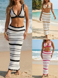 Detailaufnahme von Häkel-Bikini und gestreiftem Strandrock mit Stricktextur