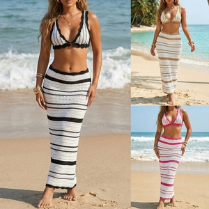 Drei Farbvarianten aus Häkelstrick Bikini-Top und Maxirock Strandsets mit Streifen