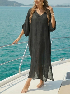Eleganter schwarzer Strand-Überwurf mit V-Ausschnitt und Seitenschlitzen auf einer Yacht