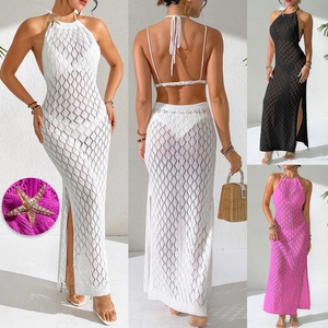 Détail d'une robe de plage bohème au crochet avec étoile de mer en métal et dos nu