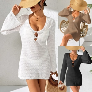 Detailansicht des Häkel-Strandkleids mit Trompetenärmeln in Weiß, Khaki und Schwarz