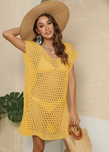 Vestido de playa de punto calado amarillo con abertura lateral y estilo bohemio