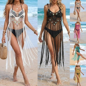 Détail de la robe de plage crochetée avec paillettes, franges et plusieurs coloris