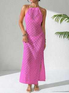 Détails du crochet sur cette robe de plage magenta avec fente latérale haute