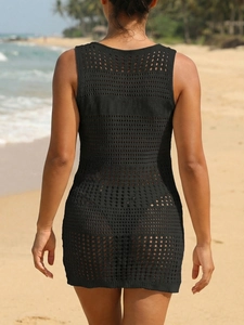Dettaglio della schiena traforata all'uncinetto nero su un copricostume da spiaggia sexy