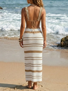 Detailansicht des gestreiften Häkel-Bikini- und Rock-Sets mit offener Textur am Strand
