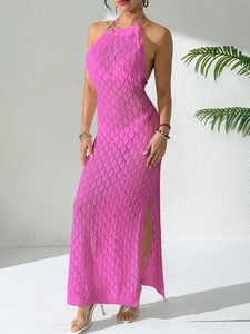 Détail d'une robe longue crochetée dos nu avec étoile de mer dorée et motifs ajourés