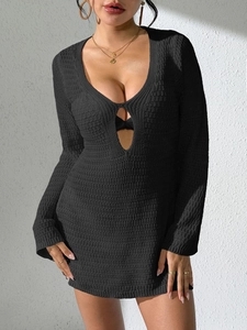 Detail eines schwarzen Häkelstrands kleid mit tiefem V-Ausschnitt und Taillenausschnitt