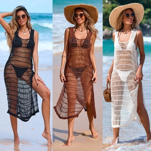 Vue en trois panneaux de cache-maillots en tricot ajouré en noir, blanc et marron