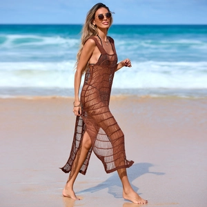 Détail de robe de plage au crochet marron avec fente latérale et texture ajourée