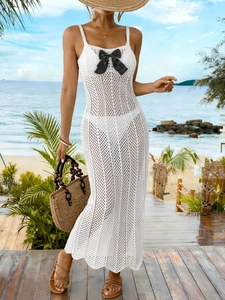Detail der Häkeltextur und Seidenschleife an diesem weißen Boho-Strand-Maxikleid
