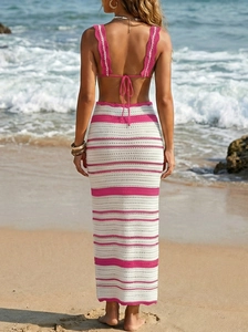 Detailaufnahme von rosa Häkel-Top mit Rüschen und gestreiftem Strickstrandrock
