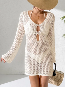 Detail des weißen Häkel-Strandkleids mit Wellen-Hohlmuster und V-Ausschnitt-Design