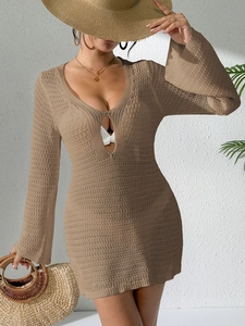 Detail der Häkeltextur und Trompetenärmel an diesem braunen Strandkleid mit V-Ausschnitt
