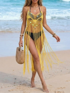 Détail de la robe de plage crochetée jaune avec paillettes et longues franges