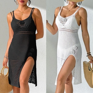 Détail de la robe de plage au crochet avec fleurs 3D et fente latérale haute