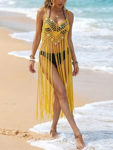 Gros plan sur la robe de plage en crochet jaune avec paillettes et longues franges