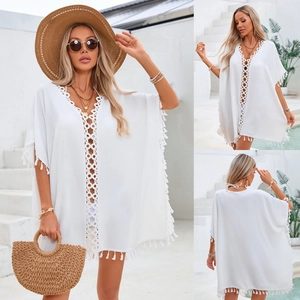 Détail du cache-maillot de plage blanc au crochet avec franges et motif dentelle ajouré