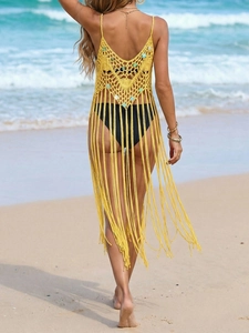 Détail du cache-maillot jaune crocheté main avec perles colorées et longues franges