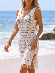 Vue détaillée d'une robe de plage blanche au crochet avec dentelle et franges bohèmes