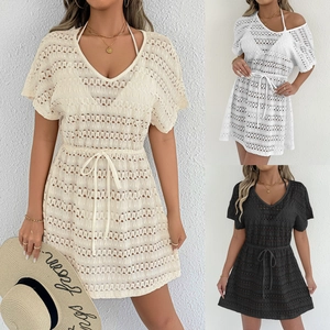 Détail du cache-maillot au crochet avec col en V et taille à cordon en trois couleurs