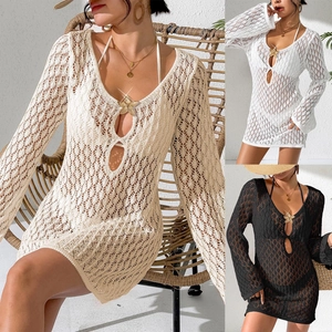 Détail de la tunique de plage au crochet avec étoiles et motif en maille col en V