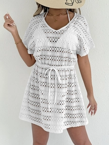 Vue détaillée de la robe de plage en crochet blanc avec des motifs géométriques ajourés
