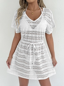 Mini robe blanche en crochet avec col en V, taille ajustable et bordures en dentelle bohème