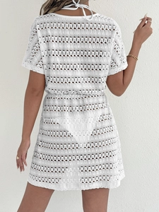 Robe de plage blanche au crochet avec détails ajourés et cordon de serrage à la taille