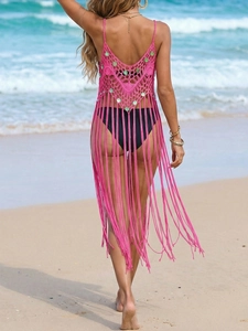 Détail de la tunique de plage rose au crochet avec longues franges et motif bohème ajouré