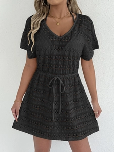Détail de la robe de plage en dentelle noire avec col en V et taille coulissante