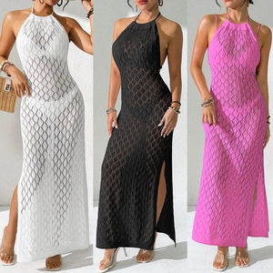 Détail de robe de plage au crochet avec design ajouré et dos nu en plusieurs couleurs