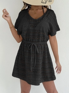 Robe de plage noire en crochet avec col en V et taille avec cordon de serrage