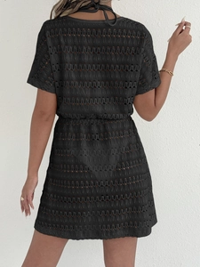 Vue arrière d'une robe de plage sexy en dentelle noire avec cordon et détail de nœud