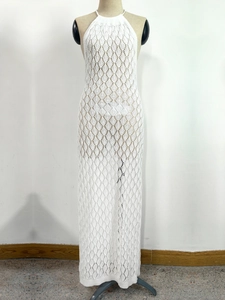 Détail d'une robe de plage blanche en maille avec motif au crochet géométrique ajouré
