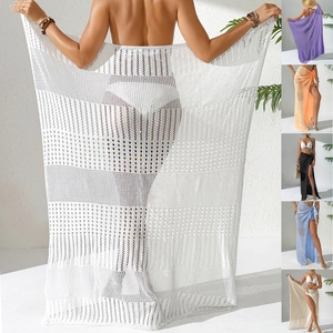 Détail de la texture maille crochetée et paréo de plage disponible en six couleurs vives