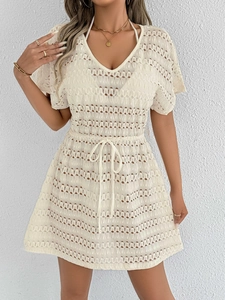 Robe de vacances sexy en crochet blanc avec col en V et taille à cordon serré