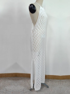 Détail de la maille au crochet blanche sur une robe de plage longue à licou