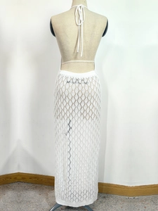 Vue arrière détaillée d'une robe de plage blanche au crochet avec dos nu et motif treillis