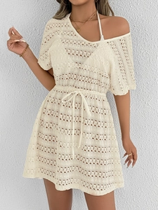 Détails de la maille crochetée et du cordon de serrage sur la robe de plage blanc cassé
