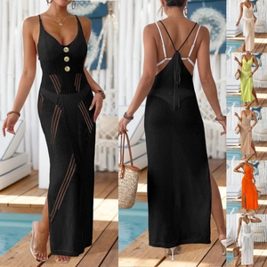 Detailansicht des Strick-Strandkleids mit Goldknöpfen und Häkelmustern für Damen
